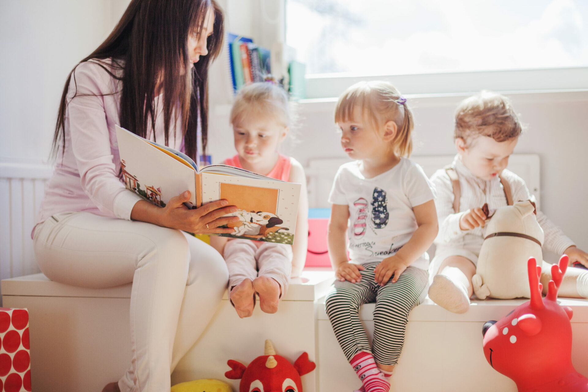 woman-reading-to-kids-in-school-scaled