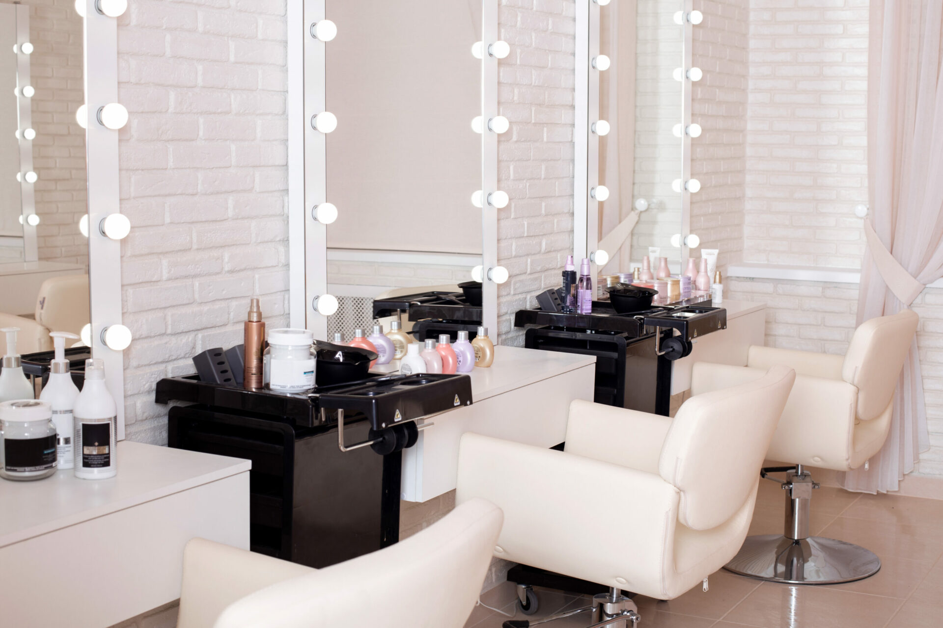 working-places-for-masters-in-hairdressing-beauty-salon-modern-design-and-interior-scaled